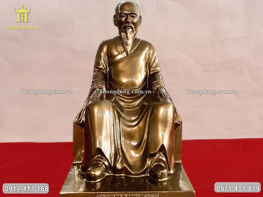 Ông được đúc theo dáng ngồi ung dung trên phiến đá